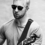 livemusiker som spelar gitarr
