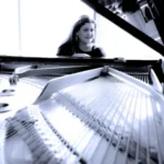 livemusiker som spelar piano